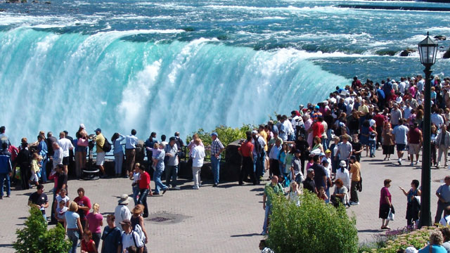 niagara-falls-tourists-hotel.jpg
